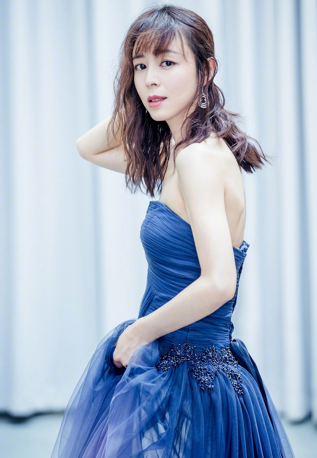 中国内地福建永安女演员张静初红衣造型写真图片：知性优雅图片