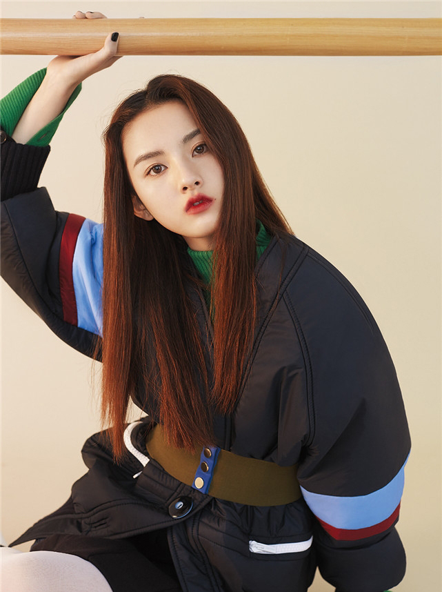 中国北京当代95后女演员小哪吒宋祖儿时尚清新写真桌面壁纸图片