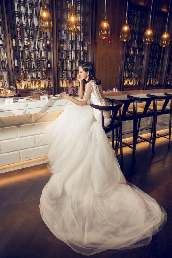 王智白色西式婚纱写真 身材曼妙气质迷人图片