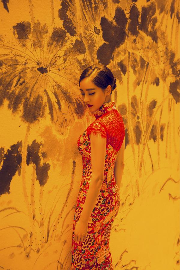 王智白色西式婚纱写真 身材曼妙气质迷人图片