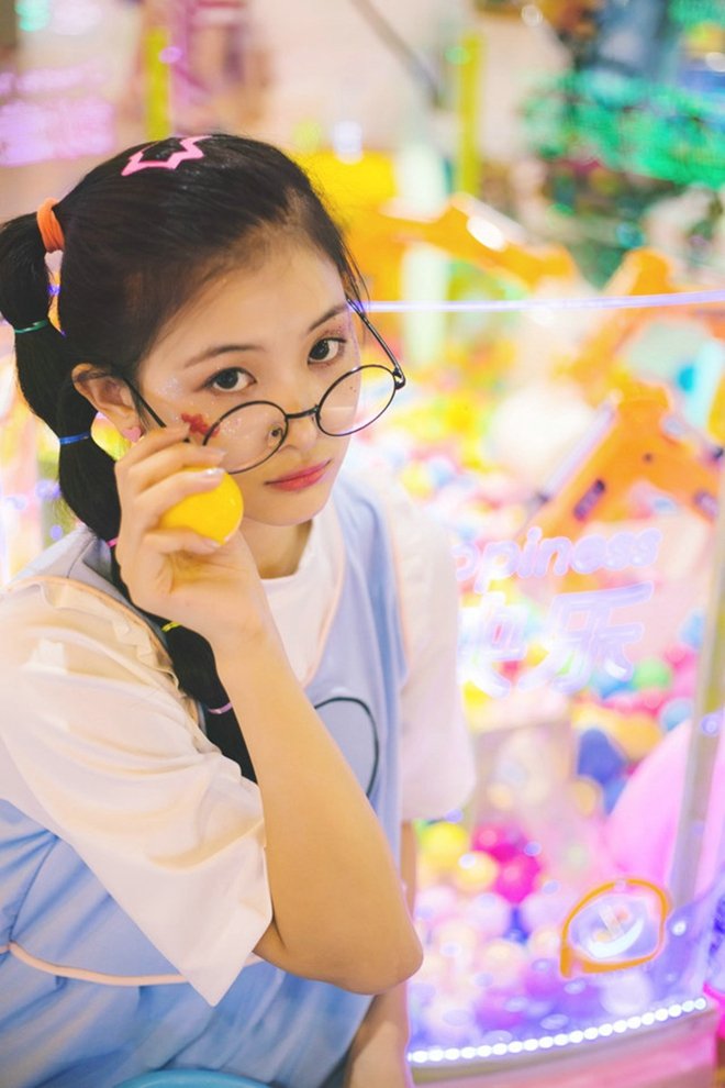 高清中国内地贵州省贵阳女演员可爱呆萌花季少女游乐场清新阳光宁静写真图片图片