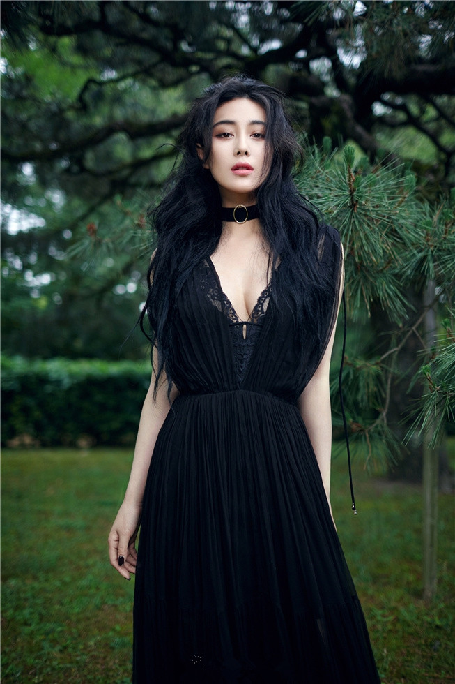 张馨予全新时尚大片写真  烈焰红唇妖艳动人图片
