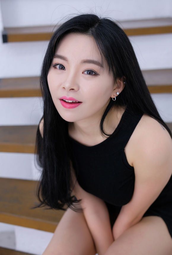 高清中国内地辽宁省沈阳女演员秦岚最新时尚飒爽写真图片图片