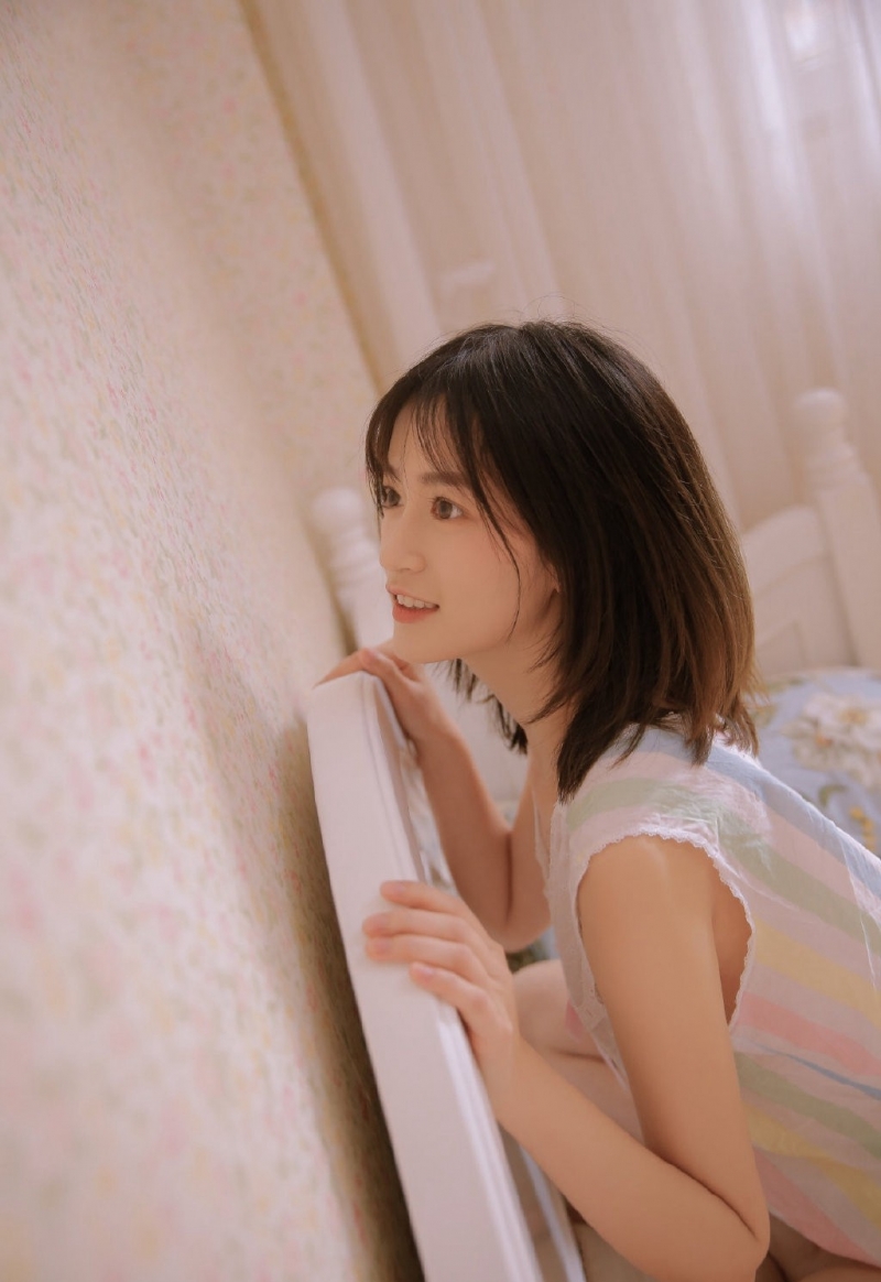 妖艳睡裙美女惹火身材诱人写真图片图片