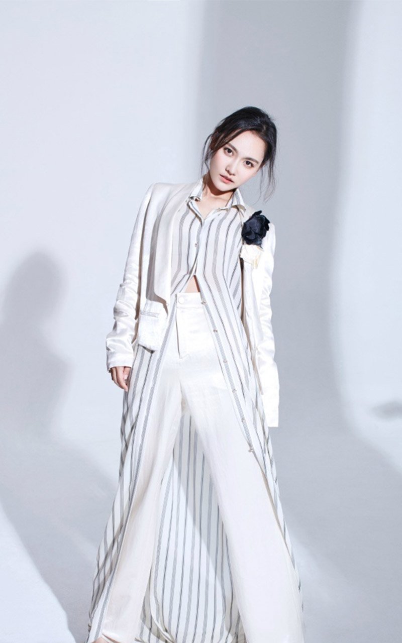 内地重庆渝中女演员孙骁骁甜美丸子头时尚写真高清图片图片