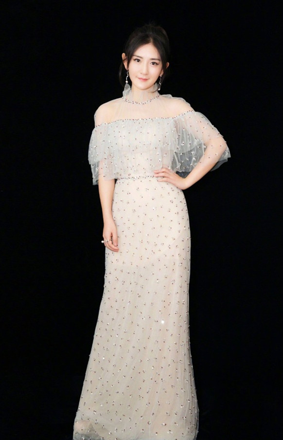 谢娜模仿小彩旗 一秒钟变粉嫩仙女范 谢娜图片图片
