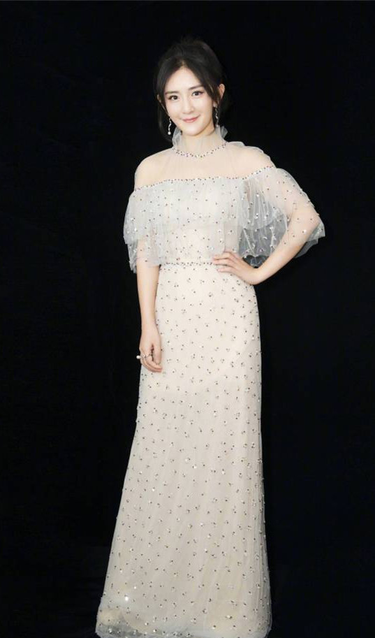 谢娜模仿小彩旗 一秒钟变粉嫩仙女范 谢娜图片图片