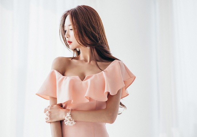 高挑骨感美女胸器逼人香艳风情私房写真图片