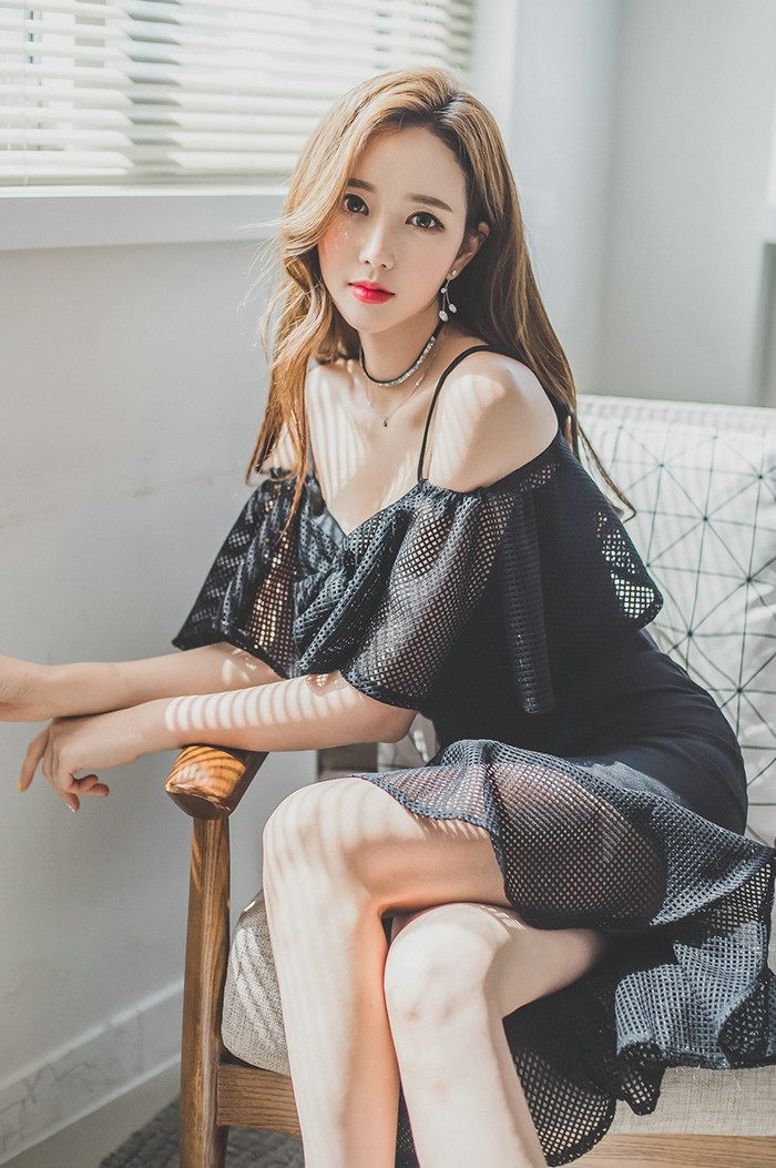 光影美模吊带蕾丝镂空裙养眼迷人写真图片图片