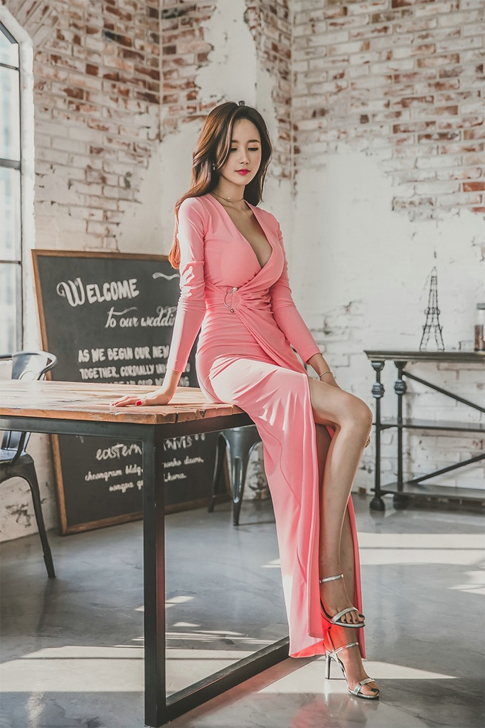 韩国超漂亮美女模特粉嫩低胸裙美模大秀事业线柔情风韵写真图片图片