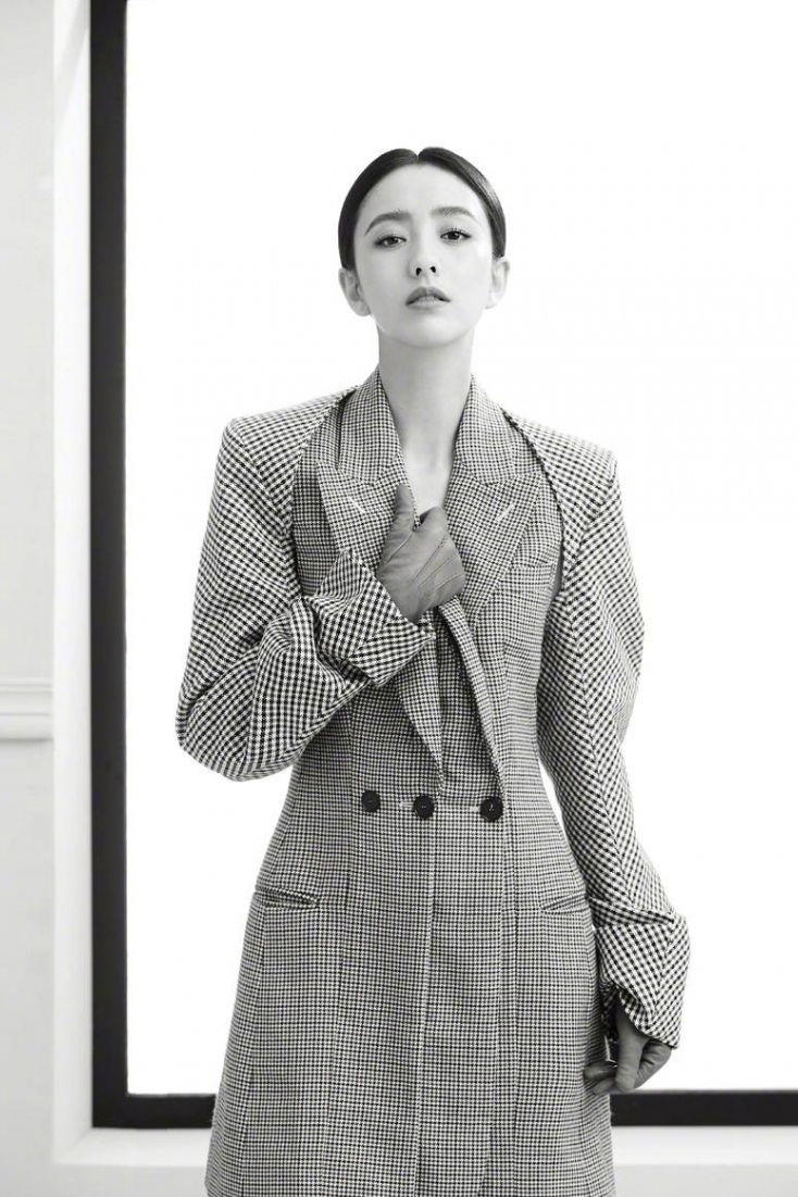 高清中国内地新疆伊犁影视女演员佟丽娅薄纱轻舞娇俏灵动新年大片曝光图片