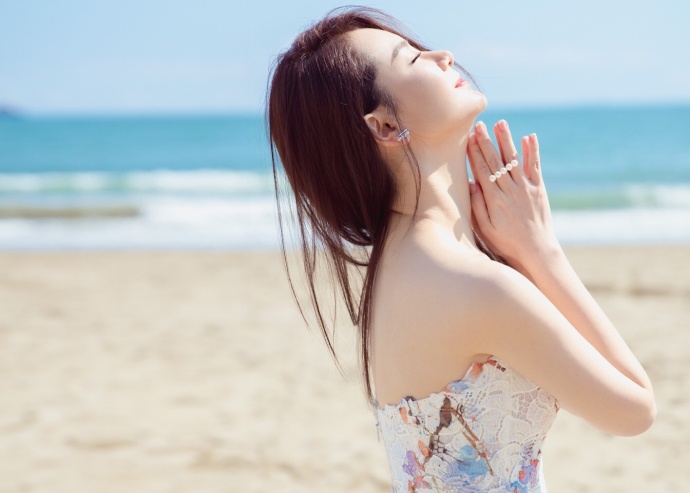 戚薇海边沙滩写真图片图片