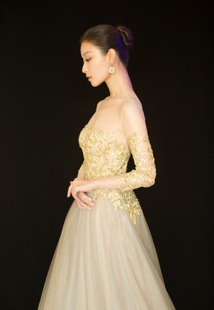 倪妮浅蓝色抹胸礼服活动图片  尽显优雅迷人魅力图片