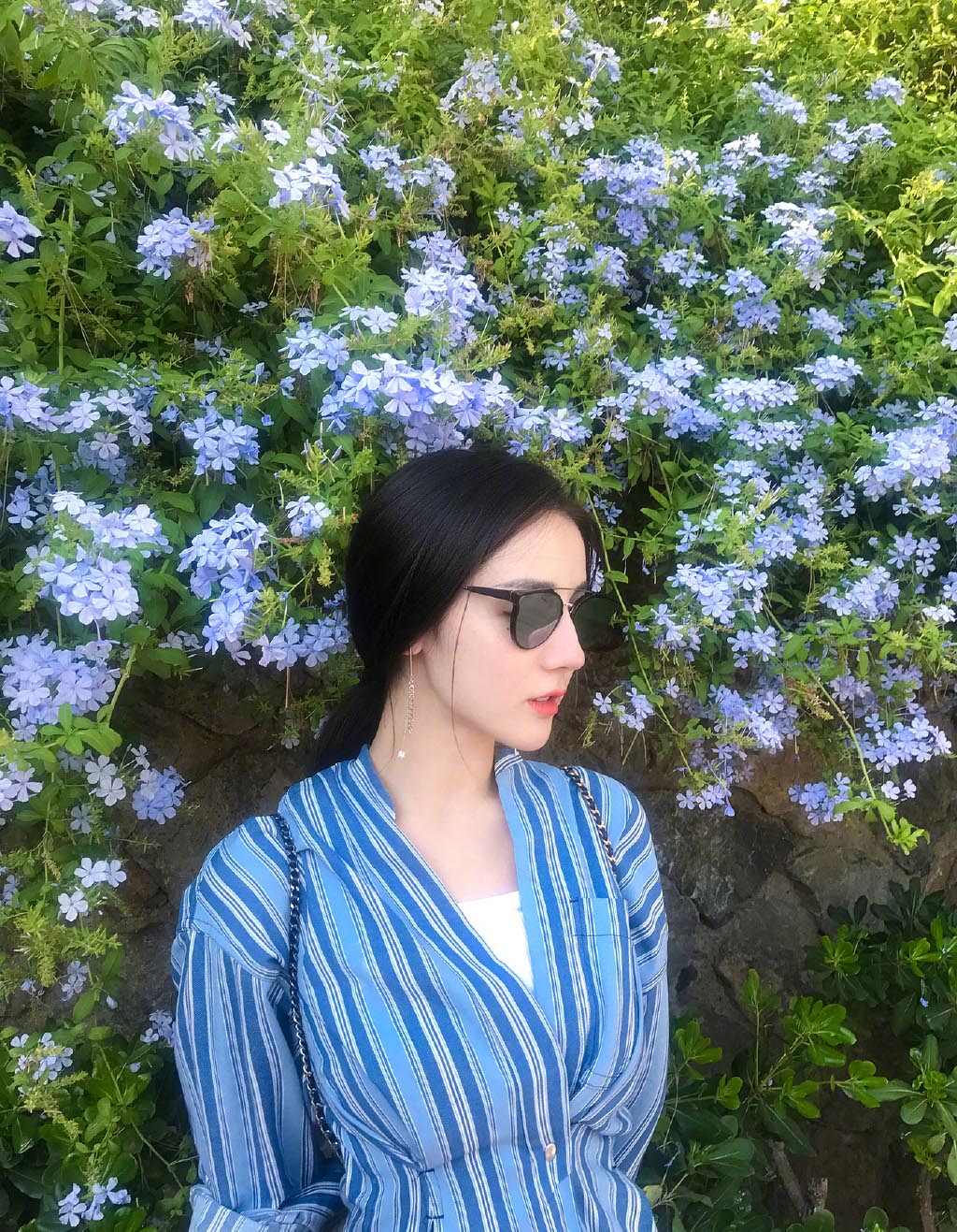 新疆乌鲁木齐美女演员迪丽热巴性感抹胸裙写真桌面壁纸图片