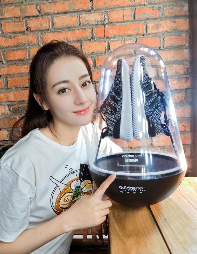 新疆乌鲁木齐美女演员迪丽热巴性感抹胸裙写真桌面壁纸图片
