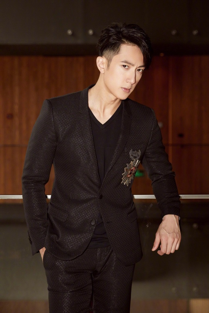 吴尊魅力时尚黑色西装写真图片