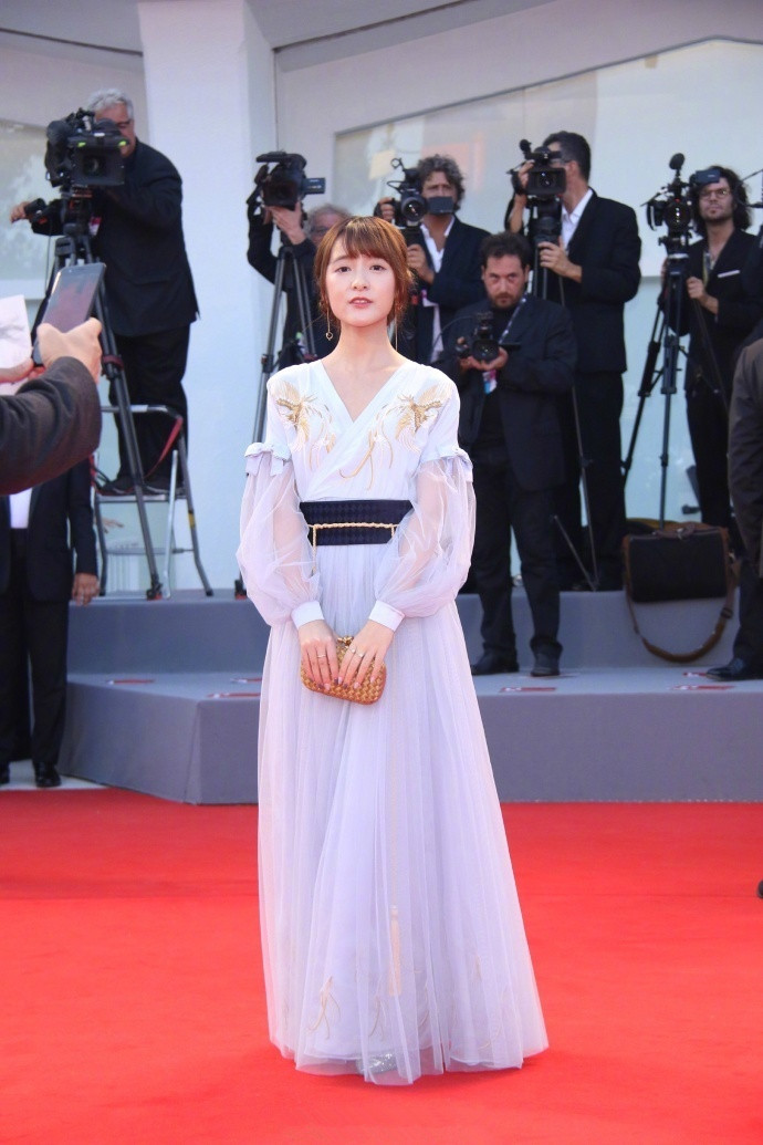 高清浙江省宁波美女徐娇唯美古风汉服小清新红毯写真图片 高清浙江省宁波美女徐娇唯美古风汉服小清新红毯写真图片