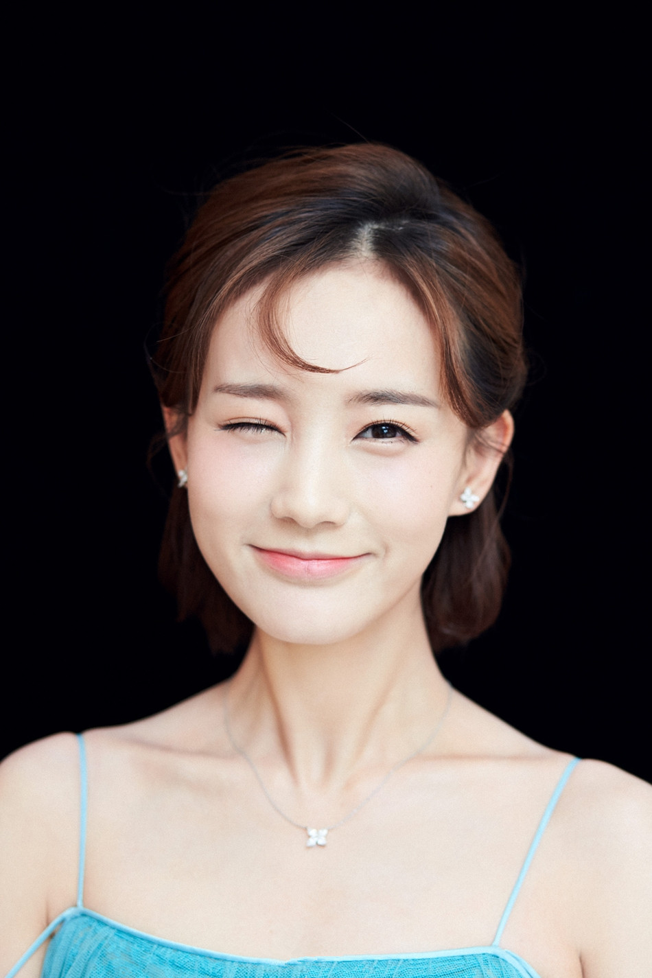高清中国内地山东济南女演员李一桐Q清纯小公主白裙明星美女写真图片图片
