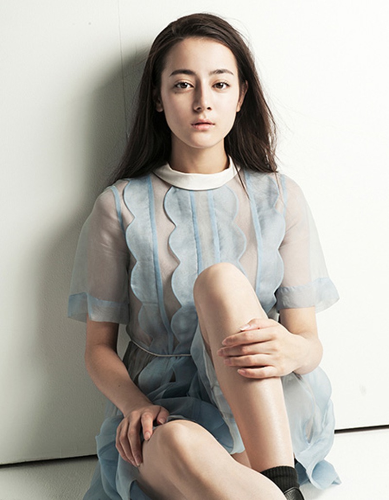 新疆乌鲁木齐美女演员迪丽热巴最新杂志写真图片图片