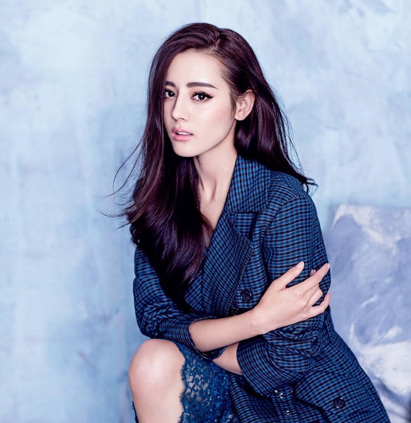 新疆乌鲁木齐美女演员迪丽热巴性感抹胸裙写真桌面壁纸图片