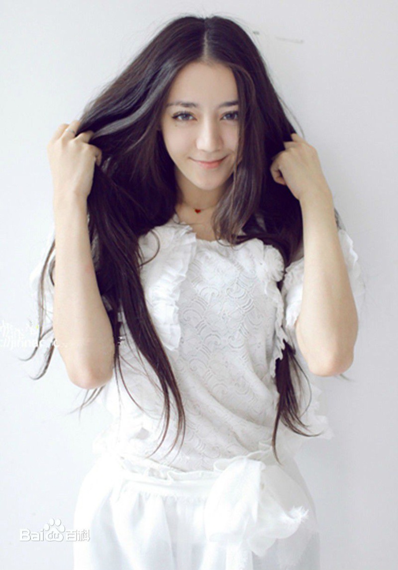 新疆乌鲁木齐美女演员迪丽热巴性感抹胸裙写真桌面壁纸图片