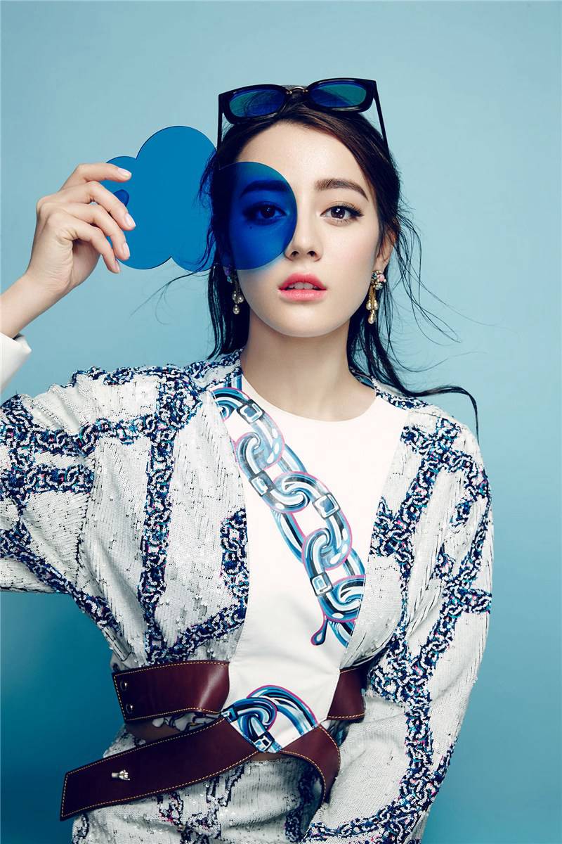 新疆乌鲁木齐美女演员迪丽热巴性感抹胸裙写真桌面壁纸图片