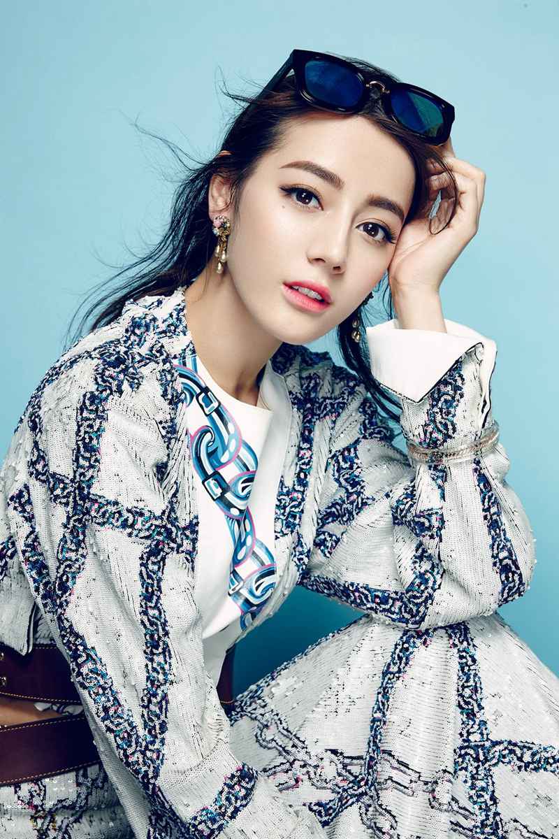 新疆乌鲁木齐美女演员迪丽热巴性感抹胸裙写真桌面壁纸图片