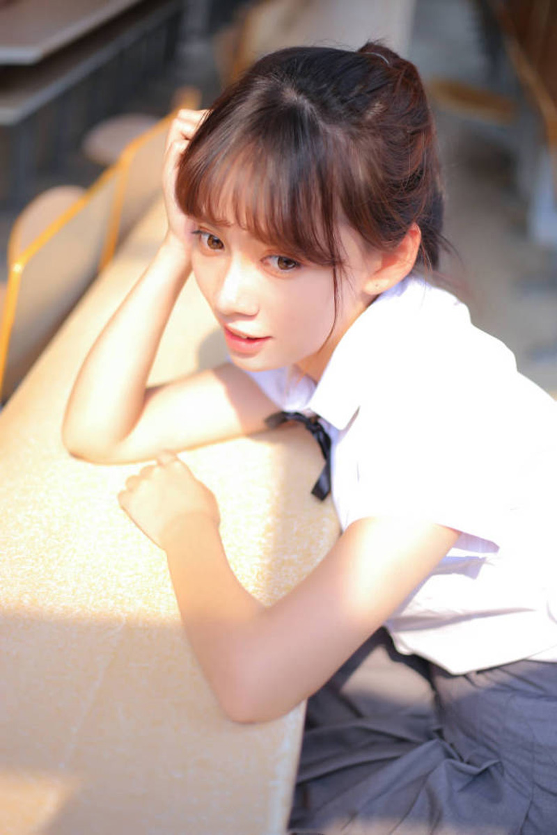 陈意涵青春涂鸦写真图片 天生可爱娃娃脸图片
