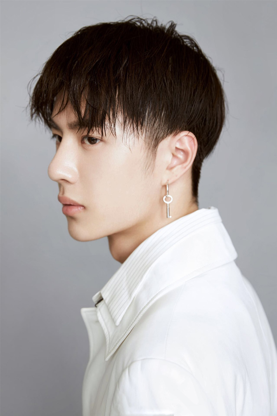 王一博冷峻型男最新白衣写真高清图片图片