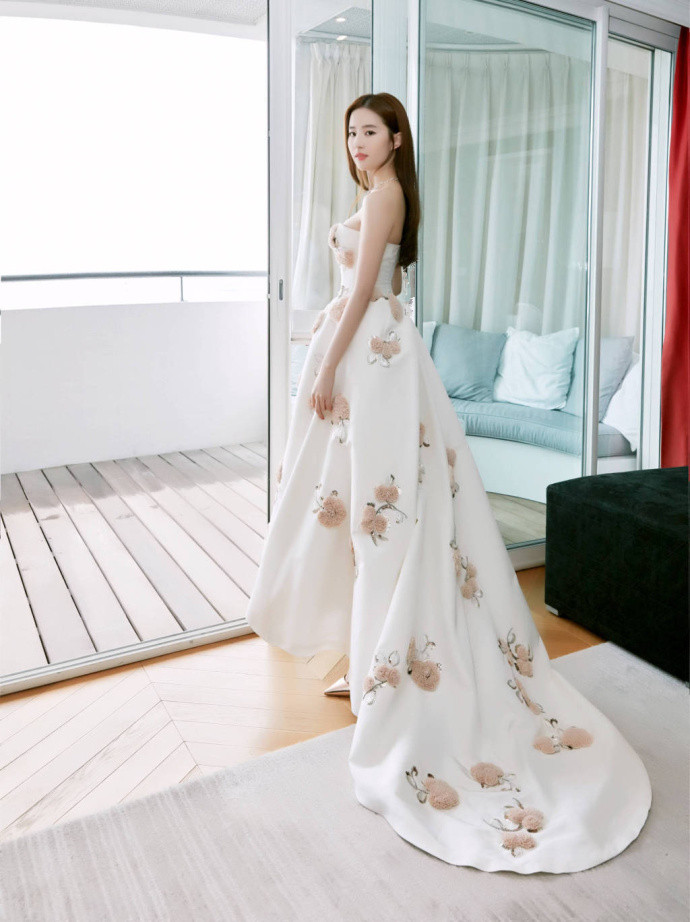刘亦菲抹胸长裙甜美仙气写真图片