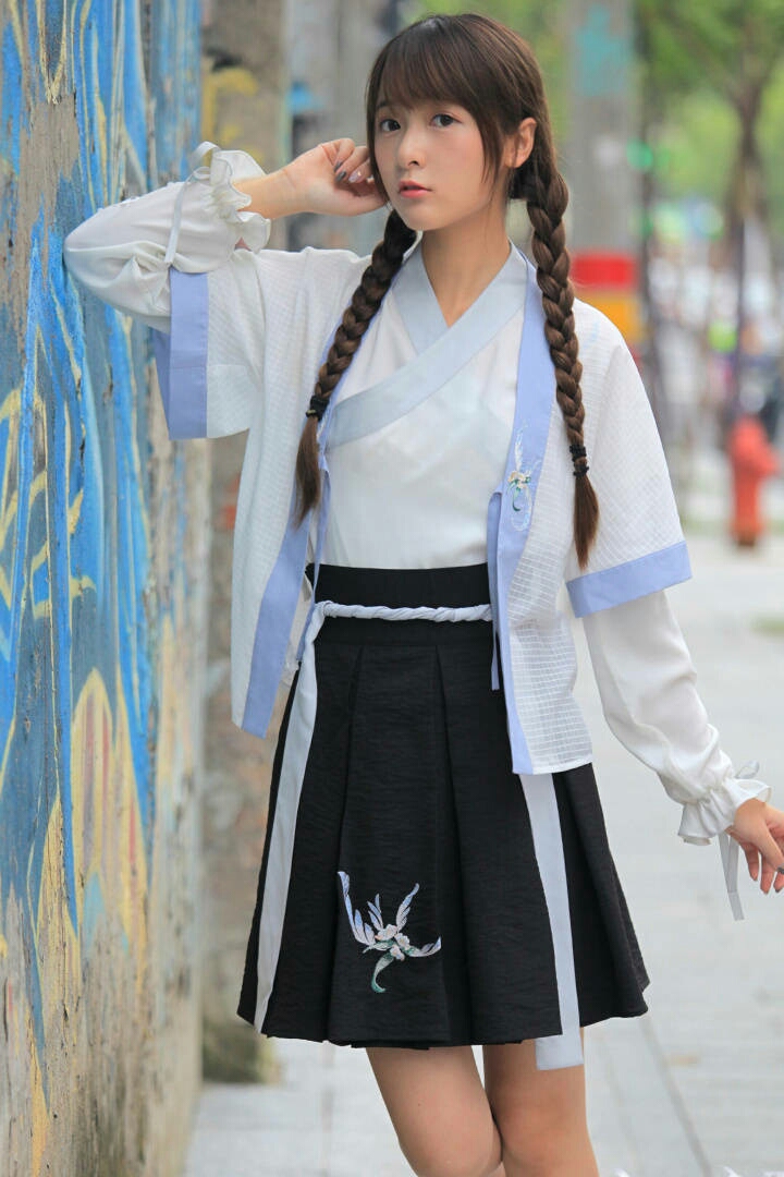 高清浙江省宁波美女徐娇唯美古风汉服小清新红毯写真图片 高清浙江省宁波美女徐娇唯美古风汉服小清新红毯写真图片