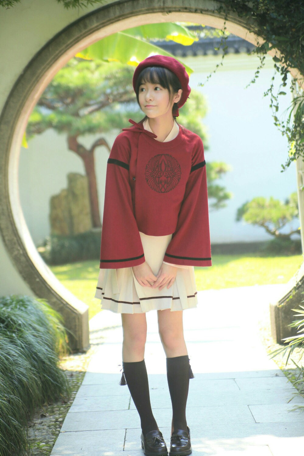 高清浙江省宁波美女徐娇唯美古风汉服小清新红毯写真图片 高清浙江省宁波美女徐娇唯美古风汉服小清新红毯写真图片