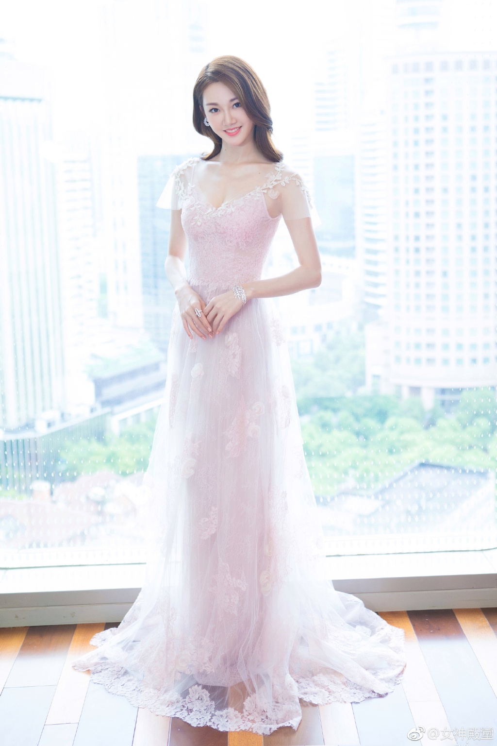 芳华女主角苗苗何小萍性感礼服活动照图片