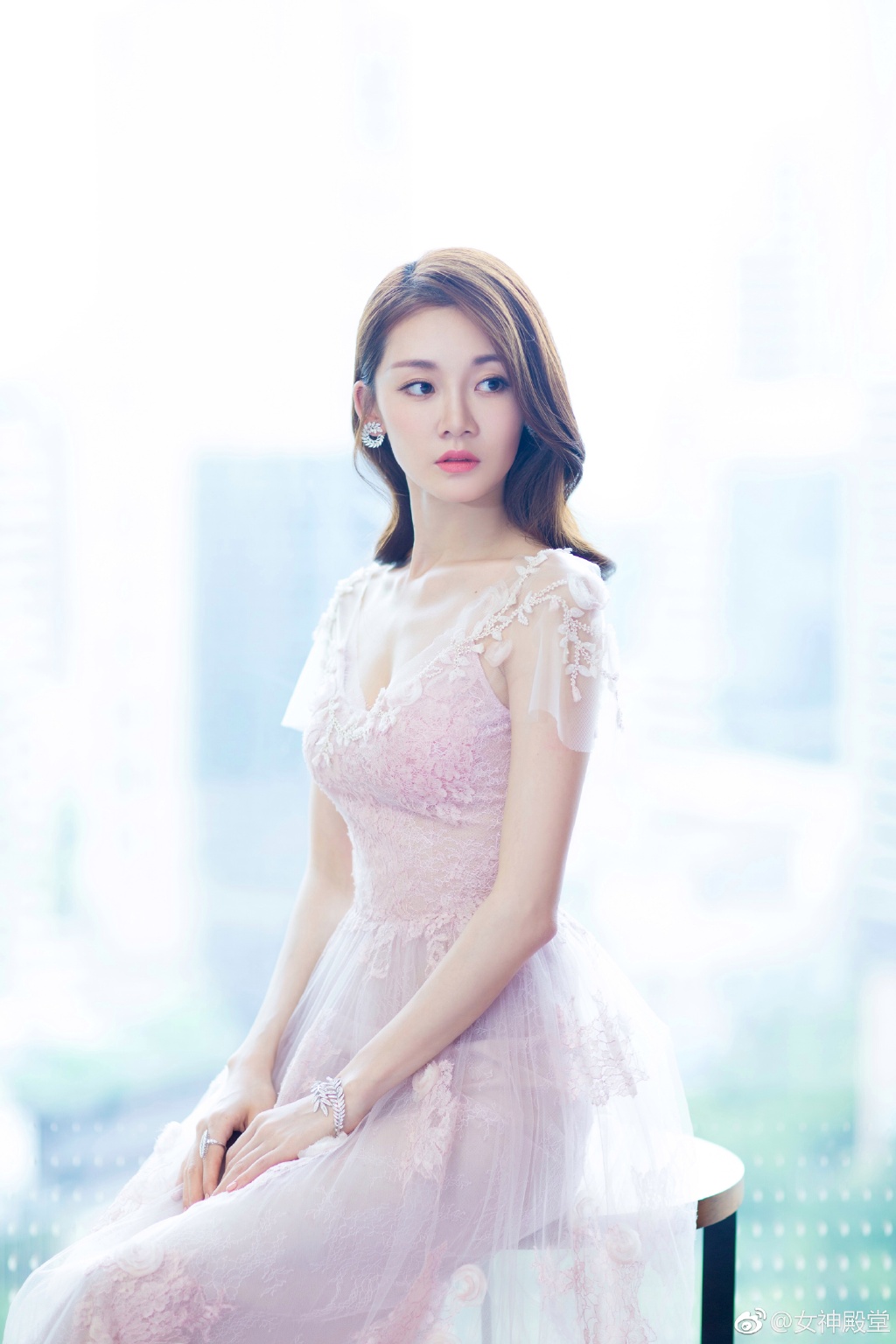 芳华女主角苗苗何小萍性感礼服活动照图片
