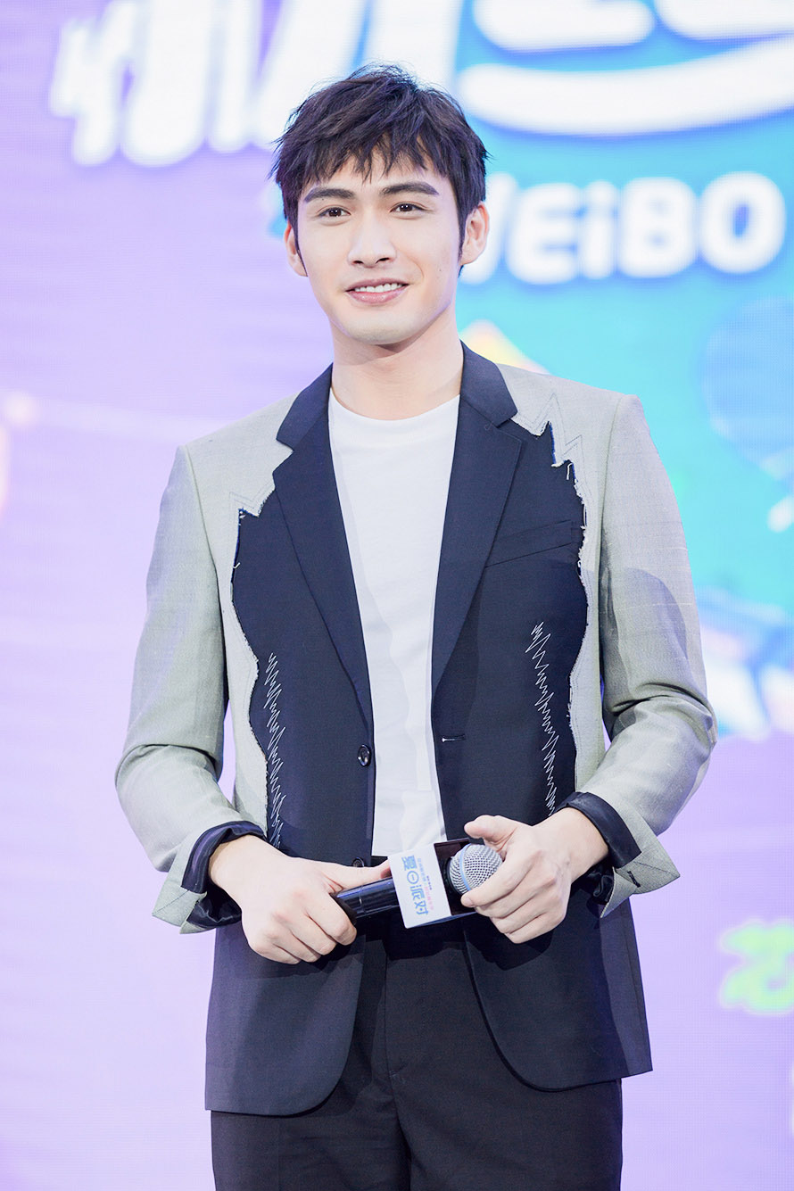 中国大陆江苏无锡男演员魅力型男张彬彬时尚杂志封面图片图片