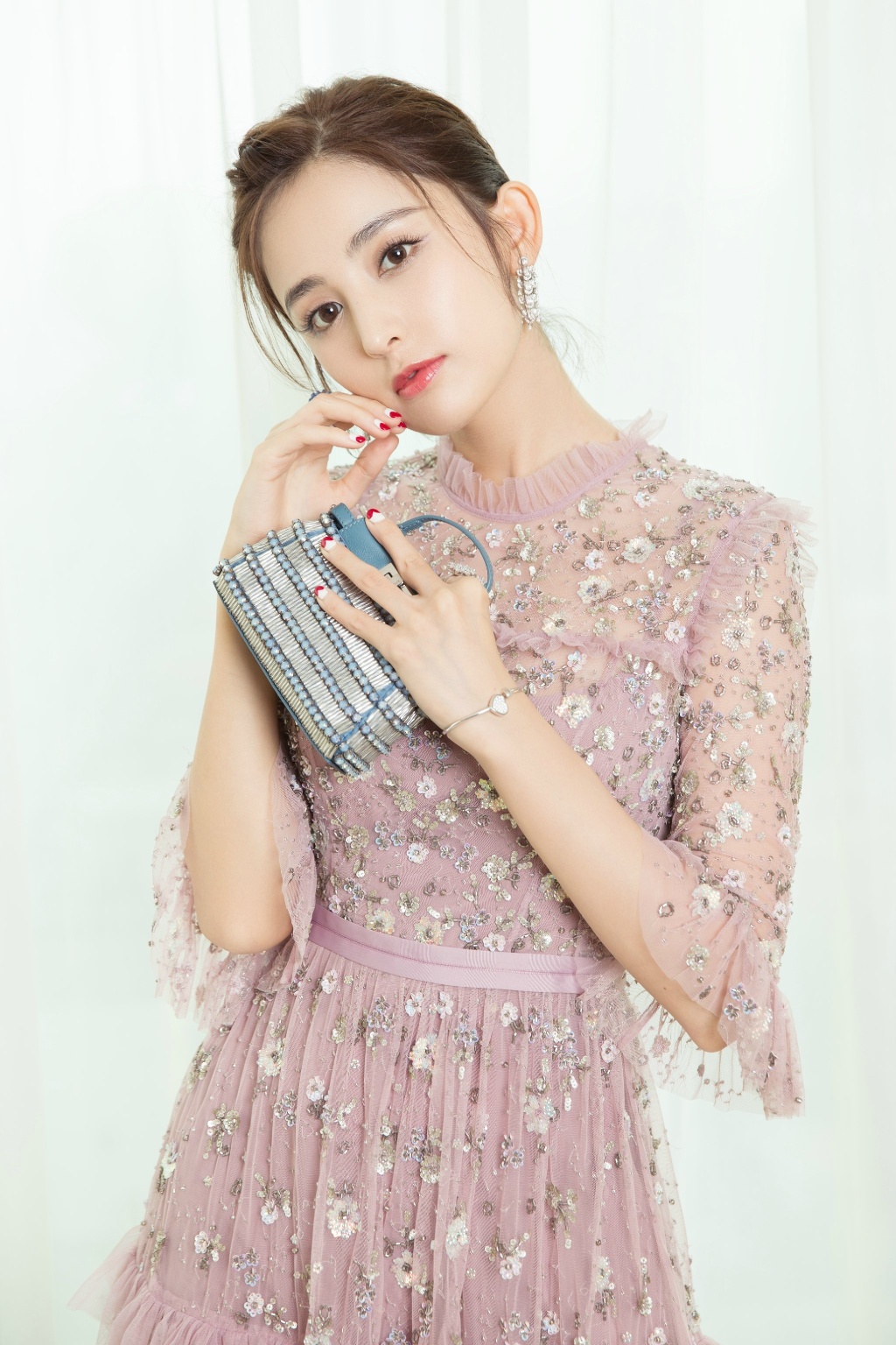 中国内地新疆乌鲁木齐市影视女演员古力娜扎甜美写真手机壁纸图片