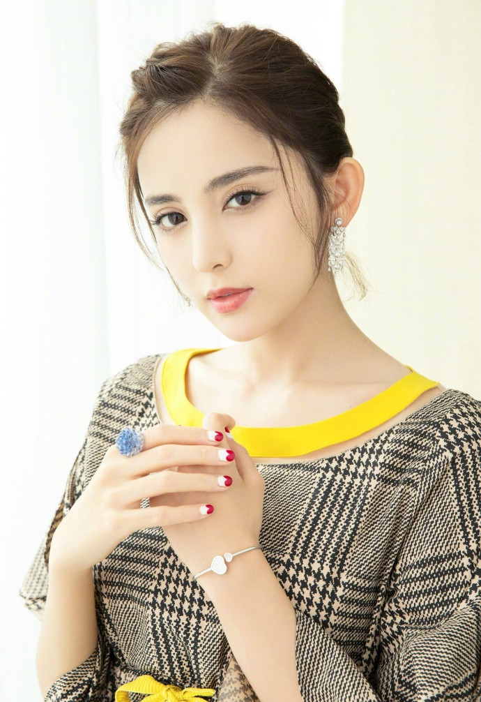 中国内地新疆乌鲁木齐市影视女演员古力娜扎清新丸子头手机壁纸图片