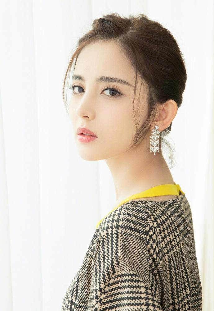 中国内地新疆乌鲁木齐市影视女演员古力娜扎率性性感写真手机壁纸图片