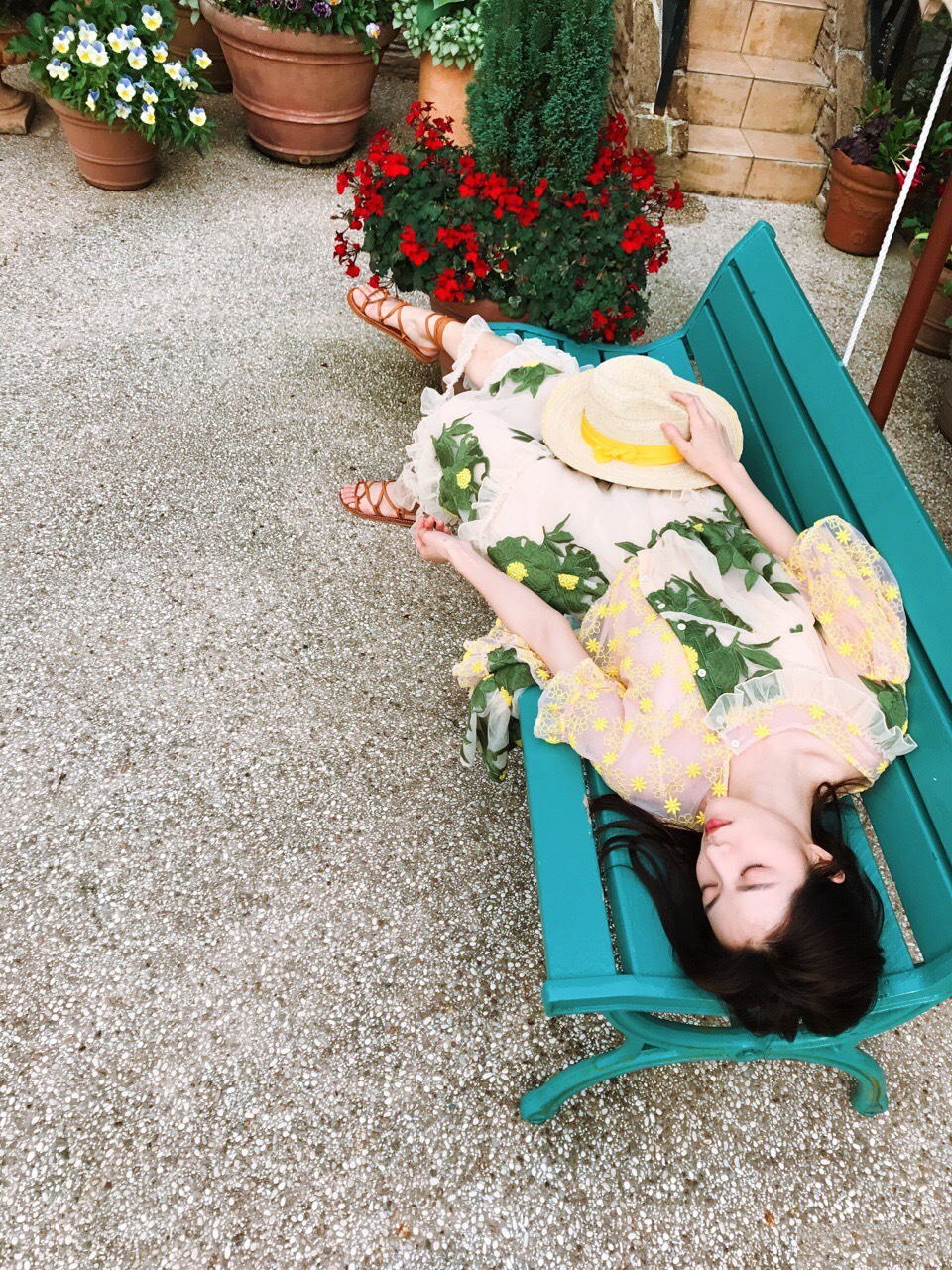 轻熟女安以轩最新写真图片 置身花园尽显优雅气质图片