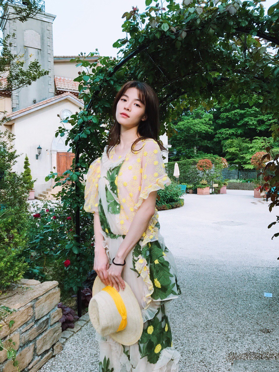 陈瑶花园街拍唯美写真图片