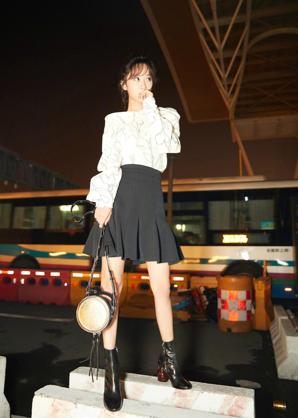 杨紫轻熟少女风街拍写真图片图片