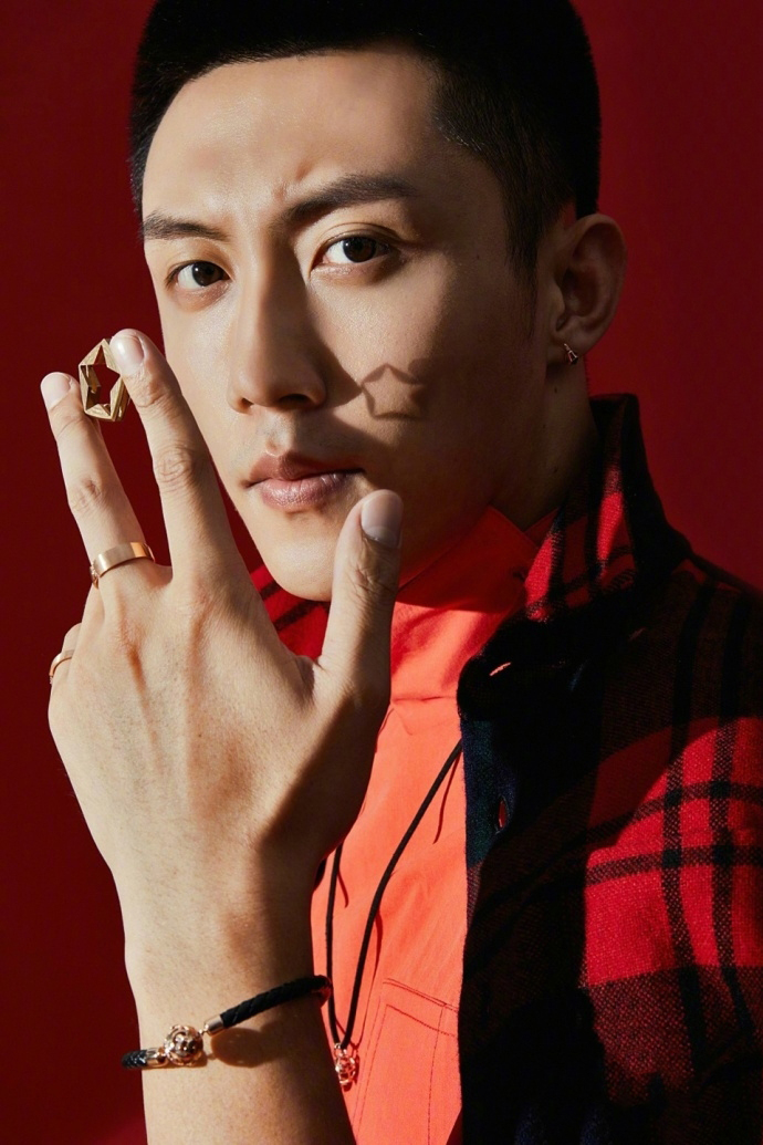高清辽宁省丹东市男明显黄景瑜时尚杂志写真帅气图片图片