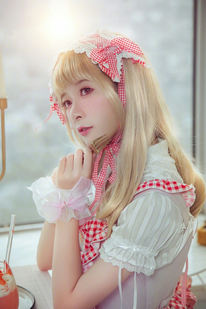高清浙江省宁波美女徐娇唯美古风汉服小清新红毯写真图片 高清浙江省宁波美女徐娇唯美古风汉服小清新红毯写真图片