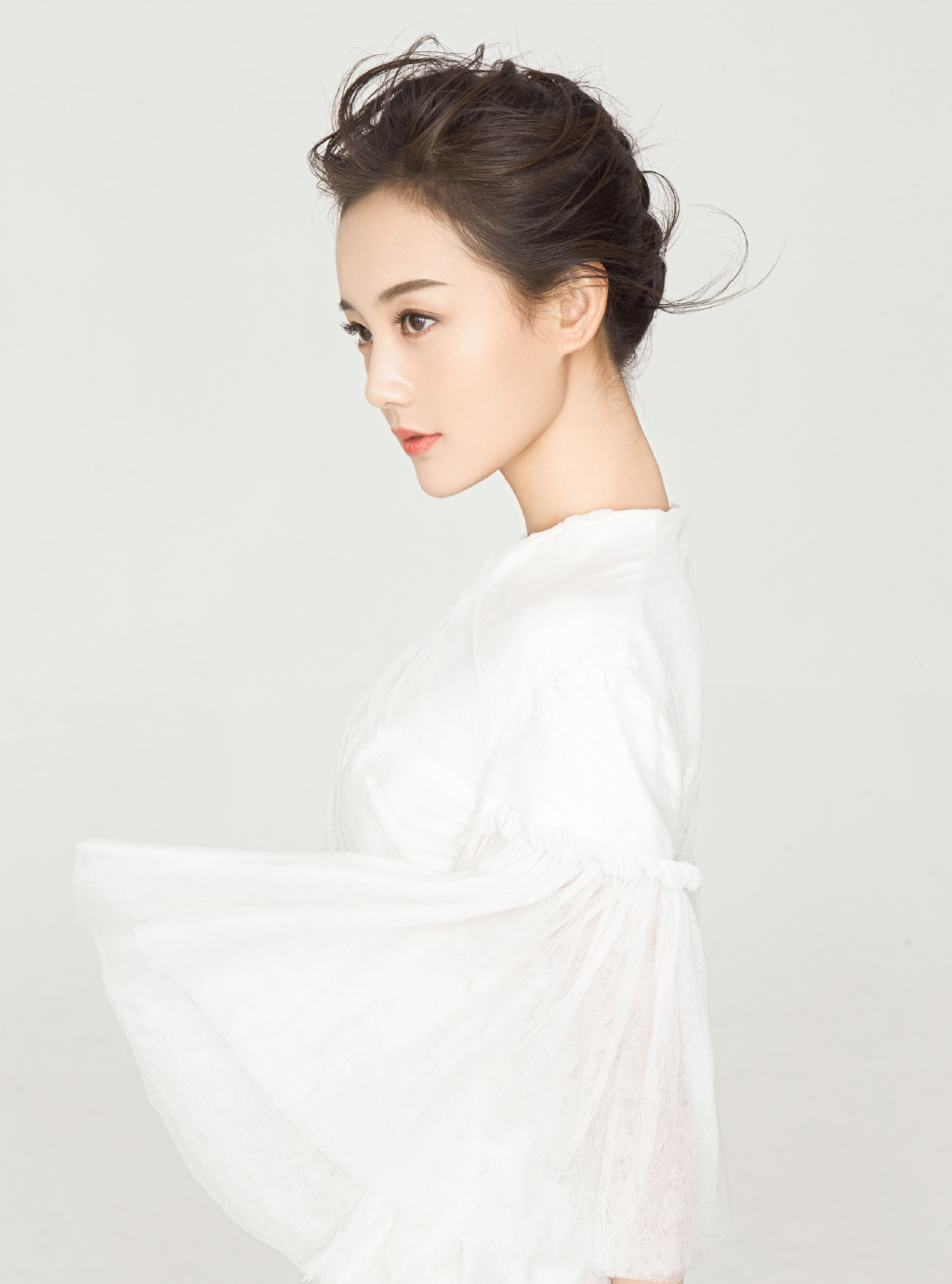 高清中国内地山东济南女演员李一桐Q清纯小公主白裙明星美女写真图片图片