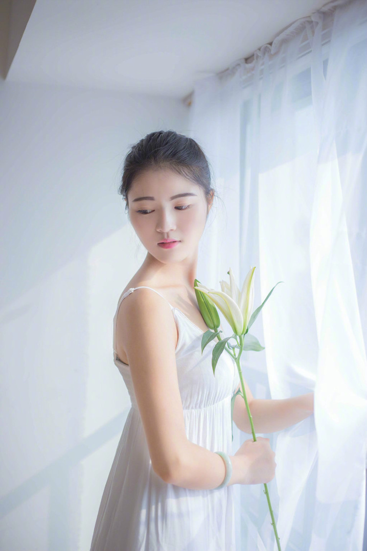 清纯吊带美女手捧百合花唯美艺术美女图片图片