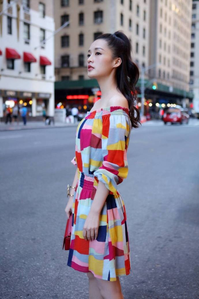 李沁最新性感街拍香肩微露写真图片图片