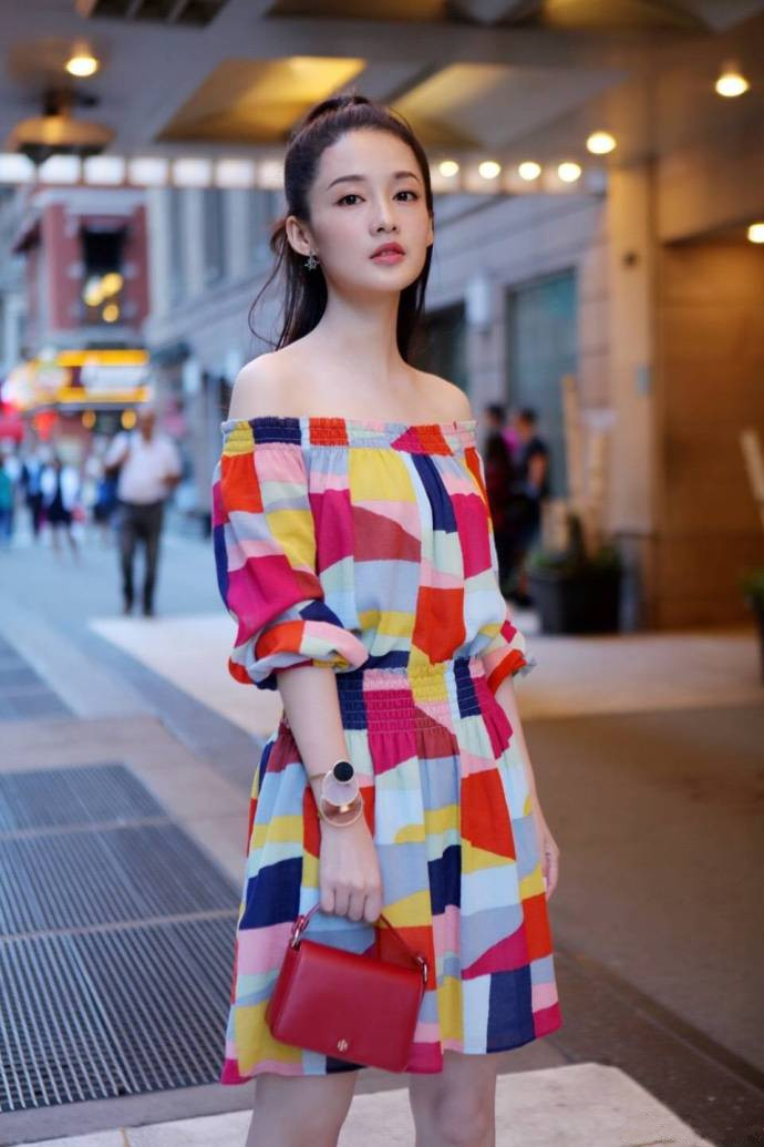 李沁最新性感街拍香肩微露写真图片图片