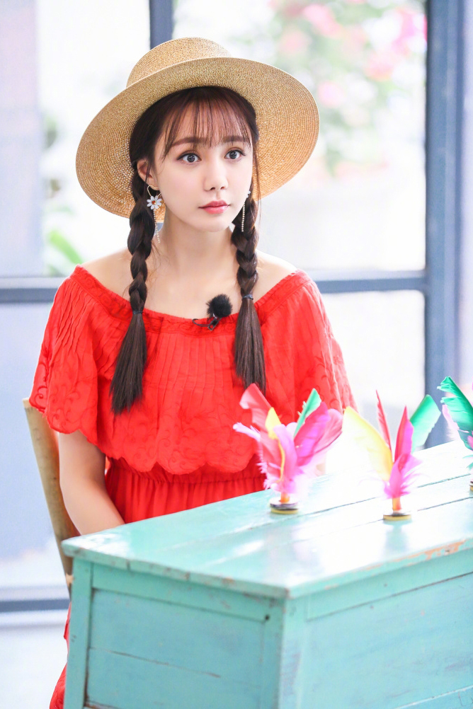 高清湖南省湘西吉首市美女沈梦辰学院风机场写真美腿吸睛图片