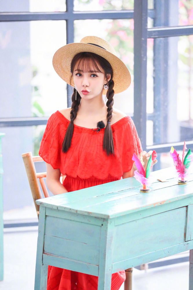 高清湖南省湘西吉首市美女沈梦辰学院风机场写真美腿吸睛图片