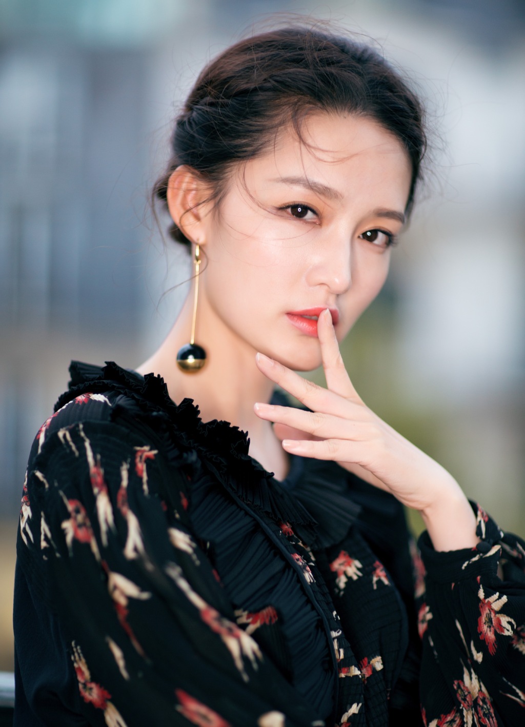 李沁图片：李沁巴黎街头性感图片图片
